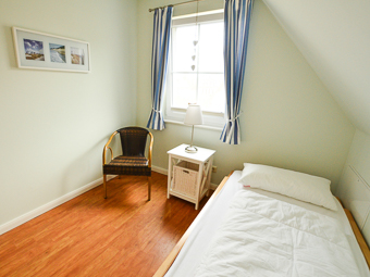 Drittes Schlafzimmer im Obergeschoss, hier abgebildet mit einem Einzelbett und Platz für ein Baby-Reisebett